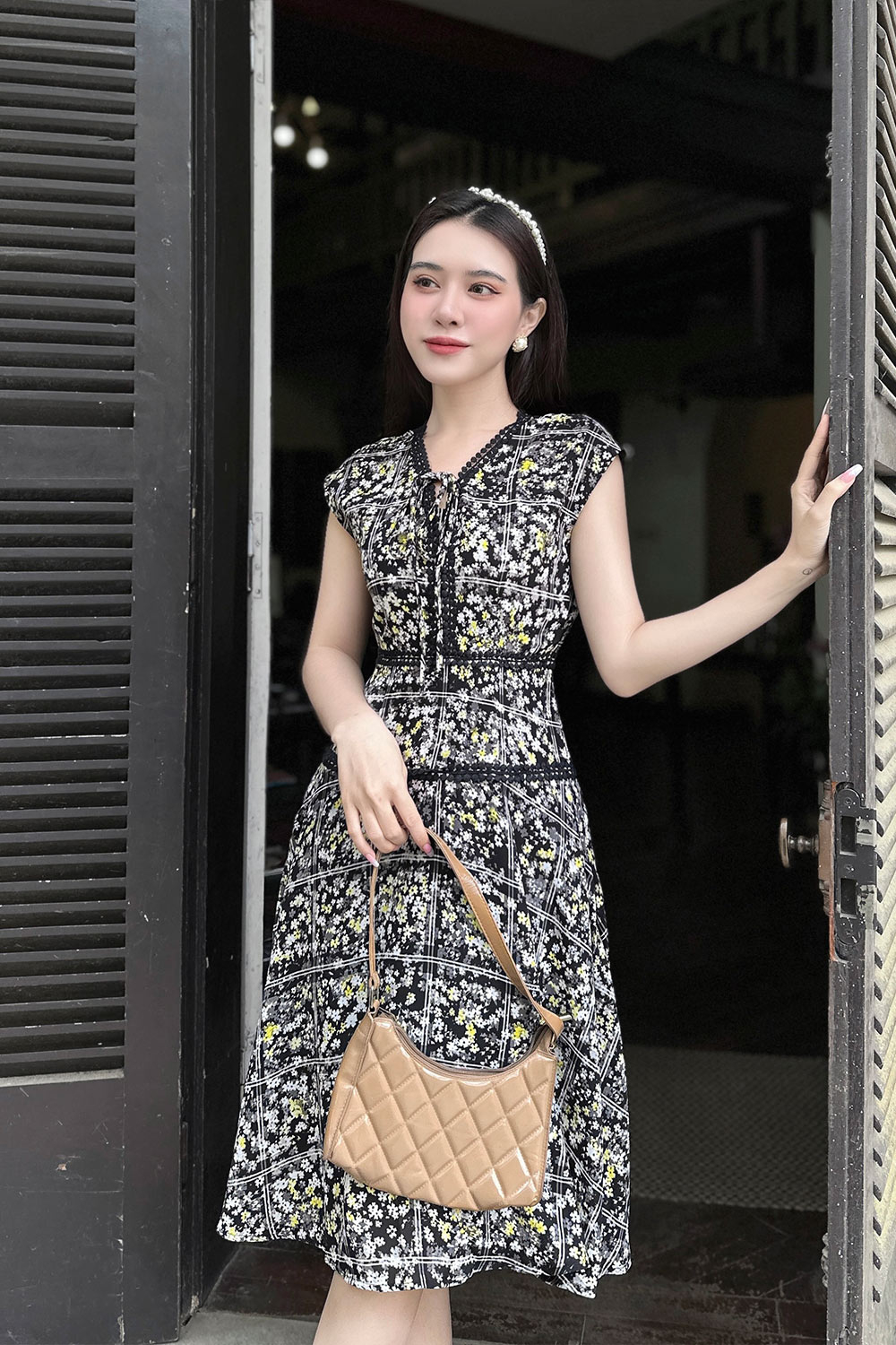 Đầm hoa nhí phối đăng ten sát nách