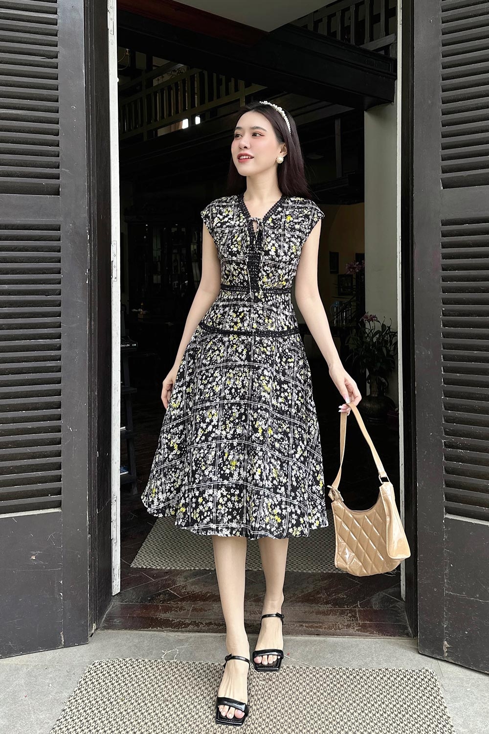 Đầm hoa nhí phối đăng ten sát nách