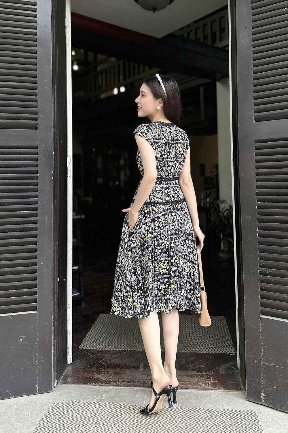 Đầm hoa nhí phối đăng ten sát nách