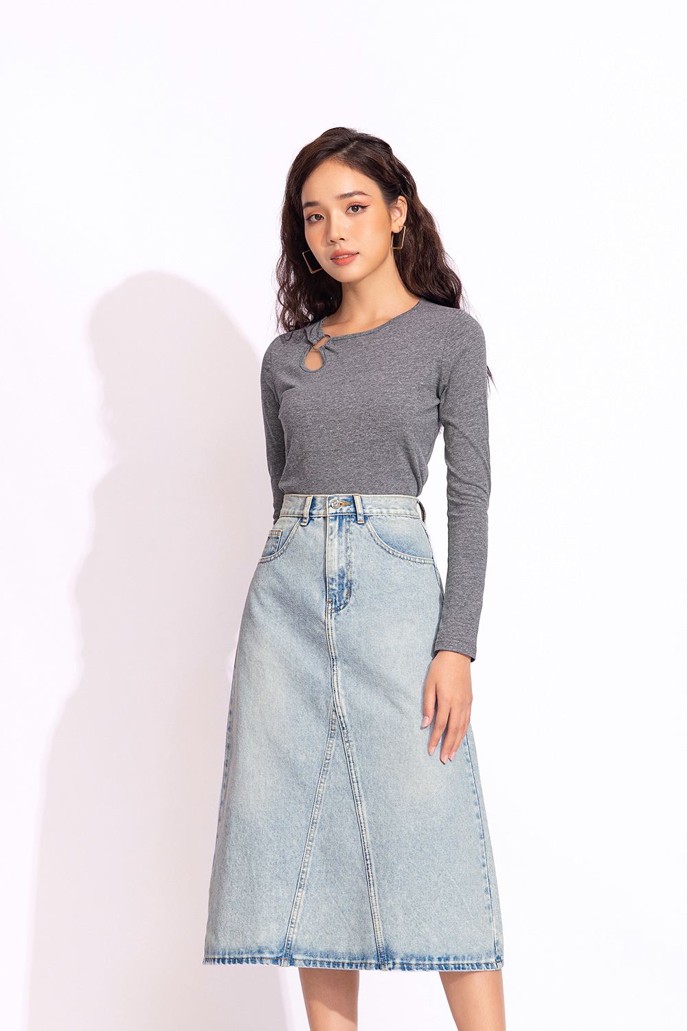 Áo thun xám dài tay cổ cut-out cách điệu