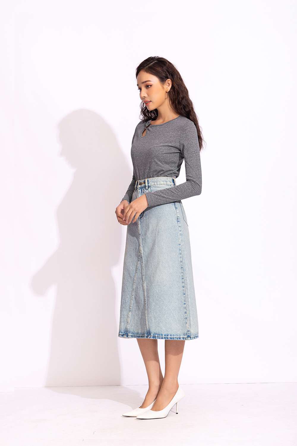 Áo thun xám dài tay cổ cut-out cách điệu