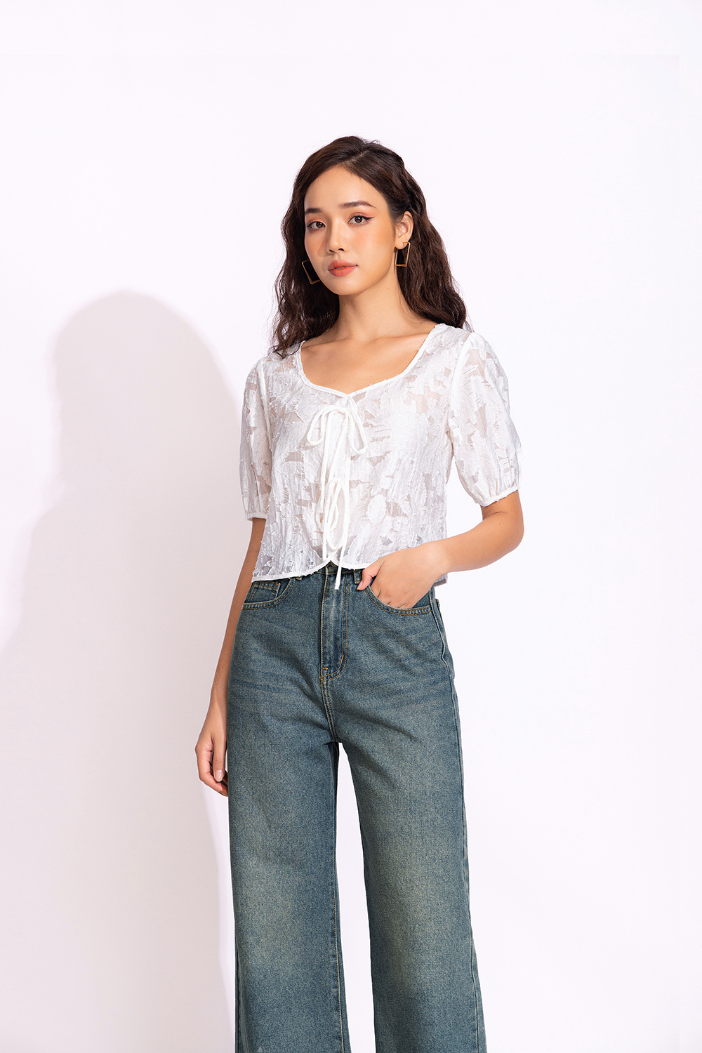 Áo kiểu nữ màu trắng phối nơ