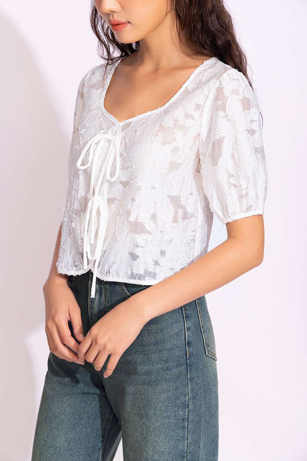 Áo kiểu nữ màu trắng phối nơ