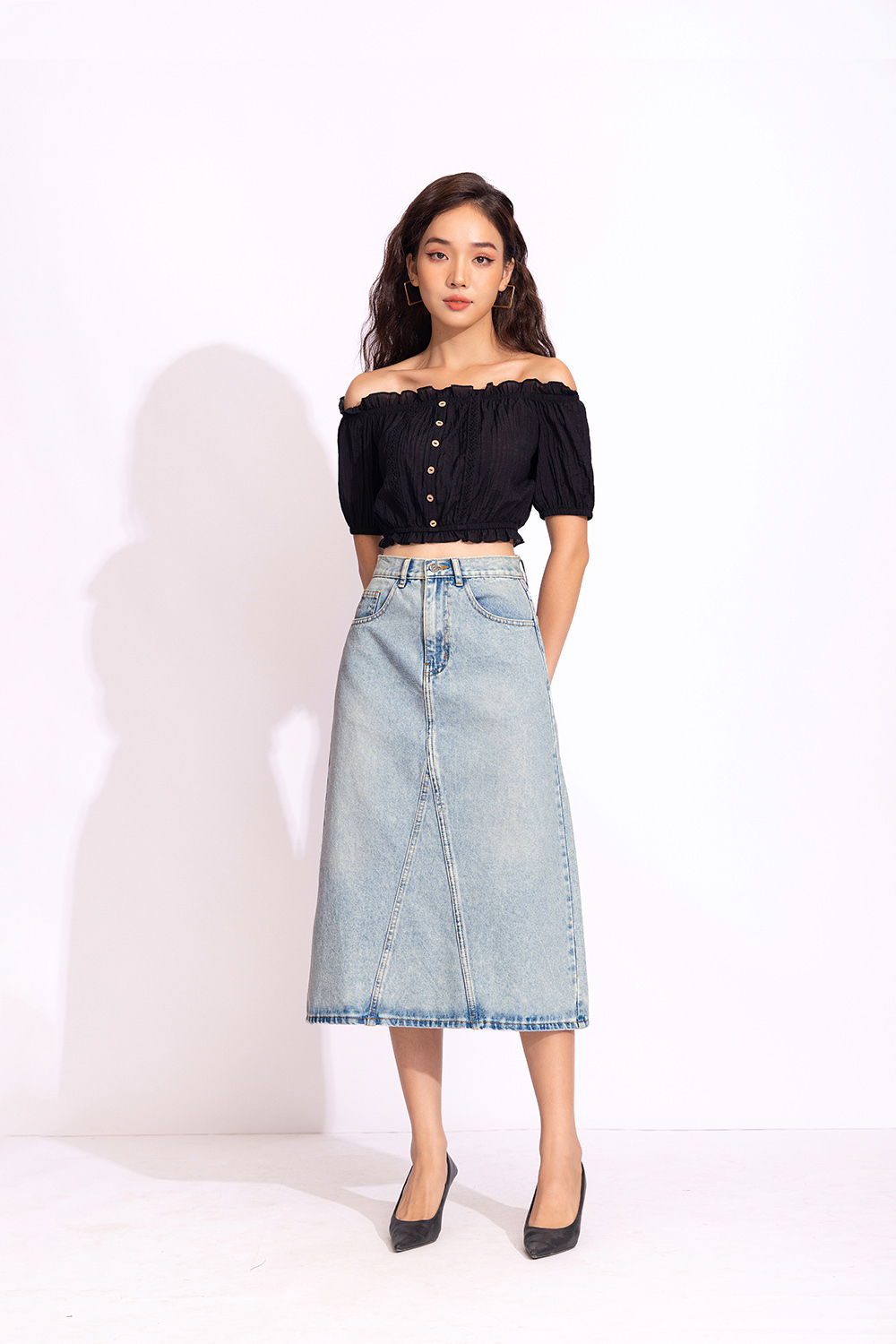 Áo kiểu trễ vai bo chun phối nút