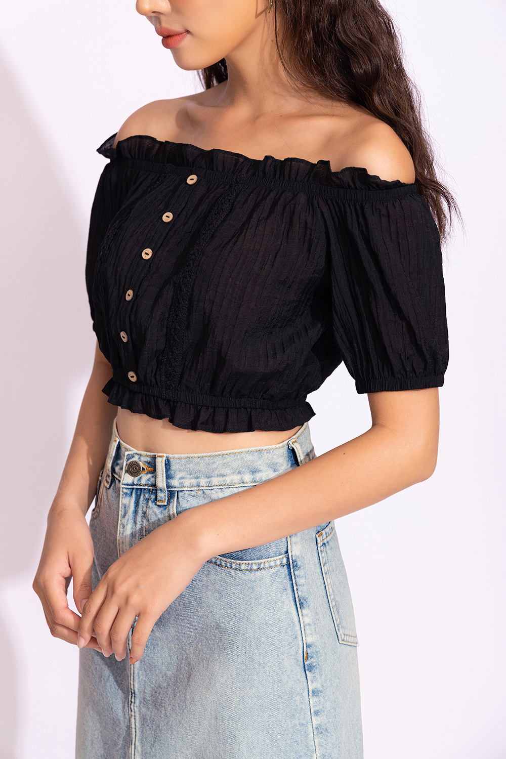 Áo kiểu trễ vai bo chun phối nút