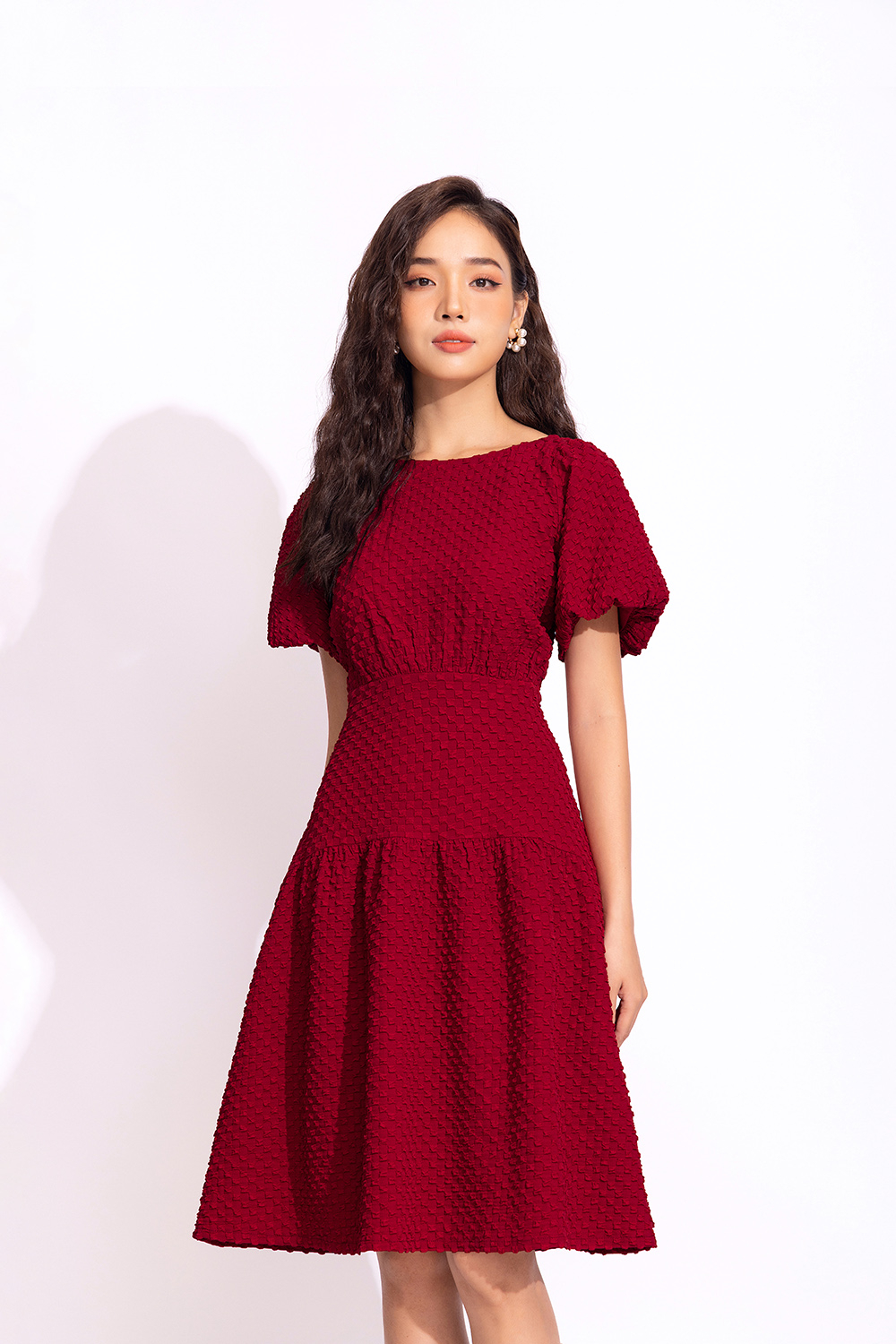 Đầm đỏ dáng xòe nhấn eo tay bí