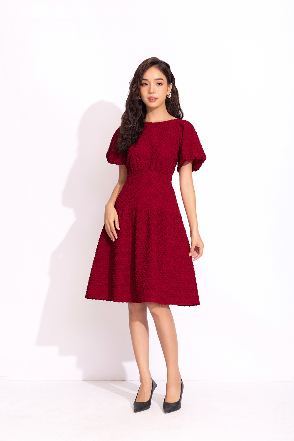 Đầm đỏ dáng xòe nhấn eo tay bí