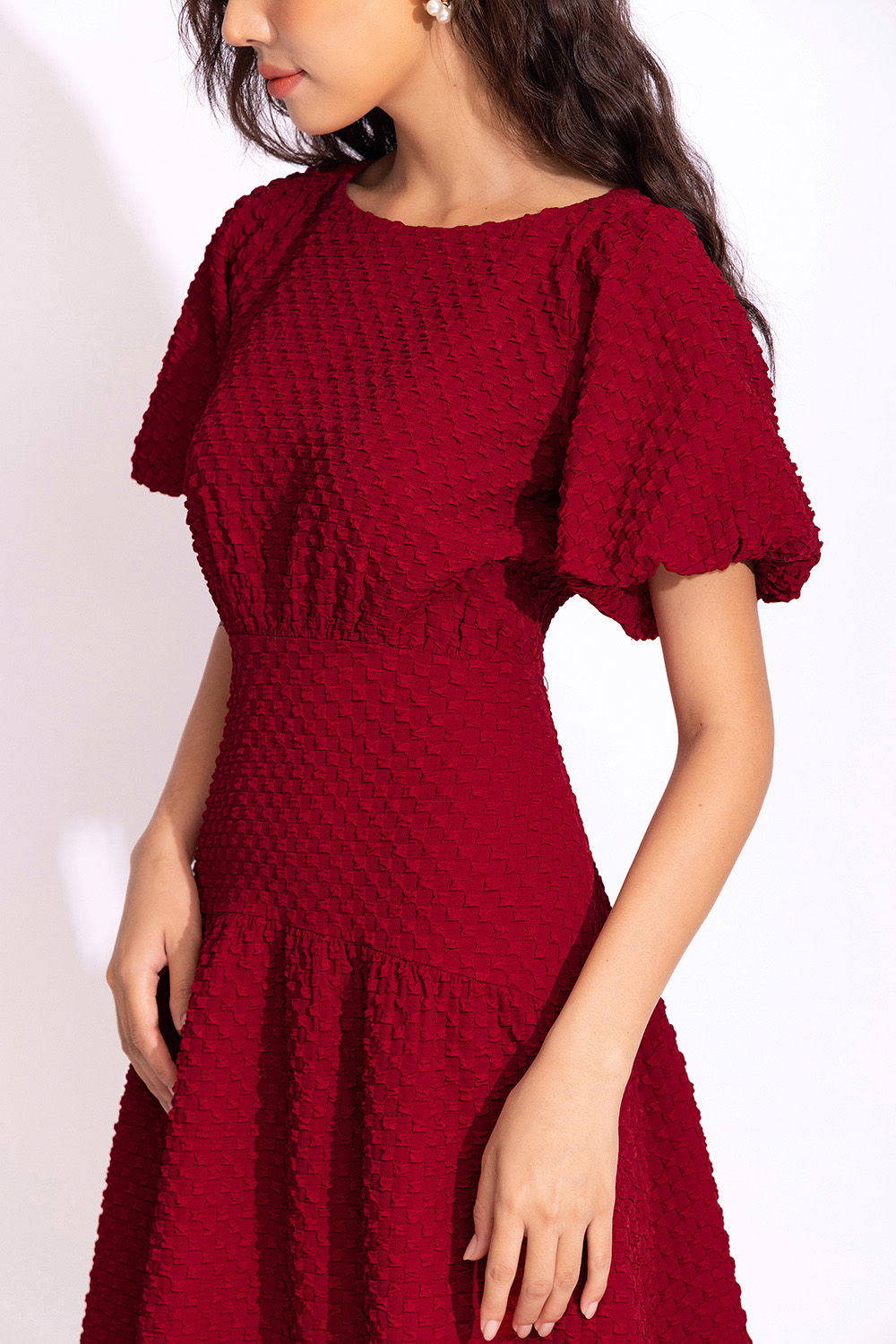 Đầm đỏ dáng xòe nhấn eo tay bí