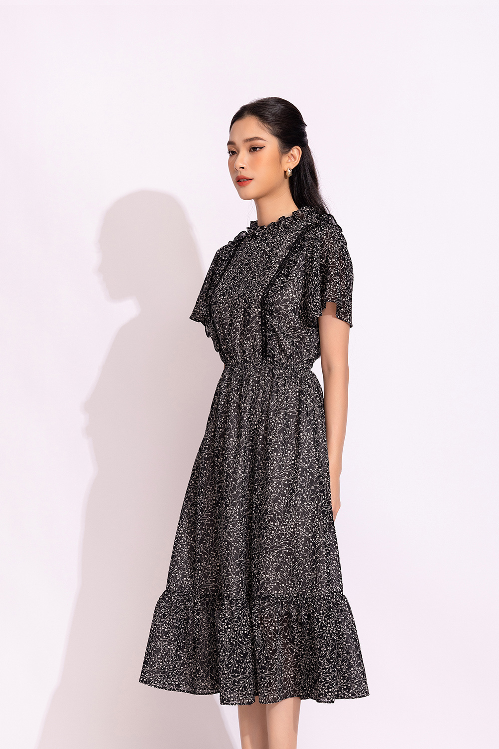 Đầm đen đuôi cá phối viền bèo