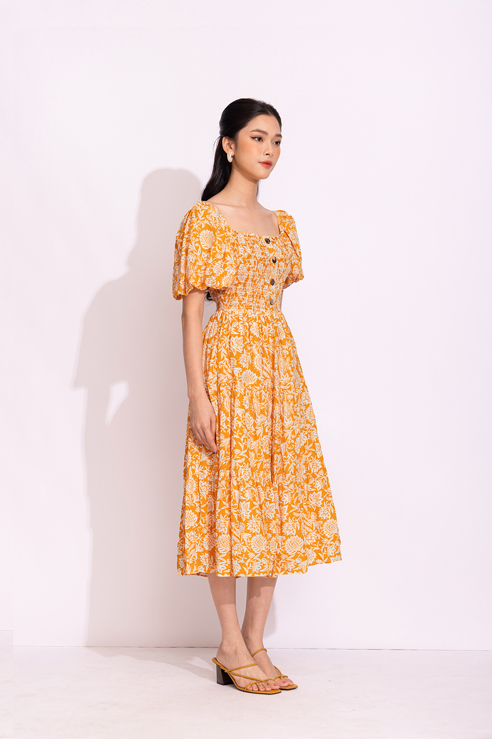 Đầm xòe dáng dài bo chun ngực phối nút