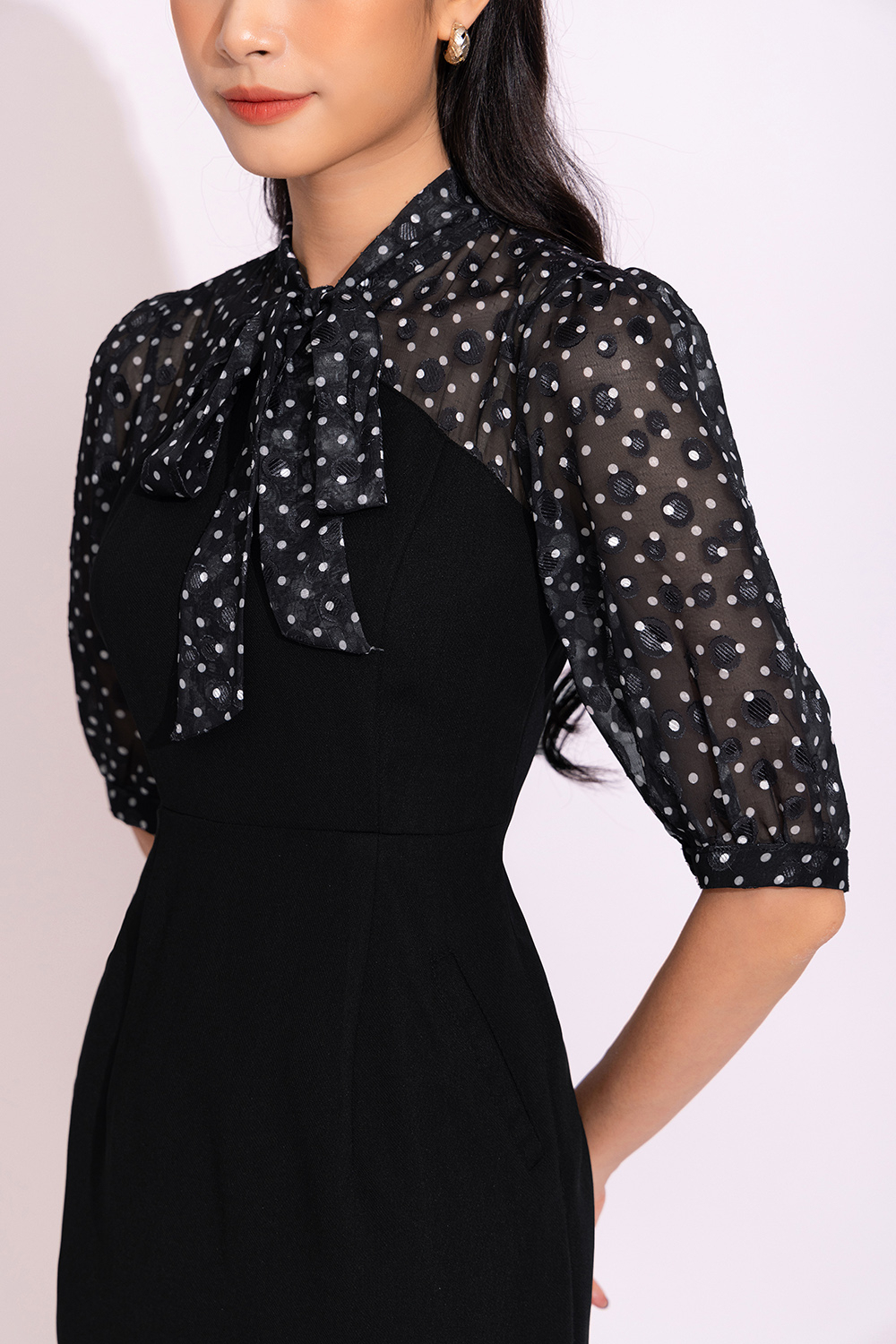 Đầm đen ôm body phối chấm bi