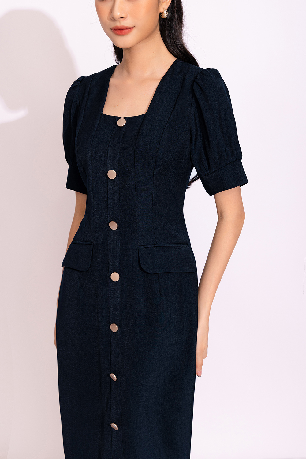 Đầm công sở dáng ôm phối nút