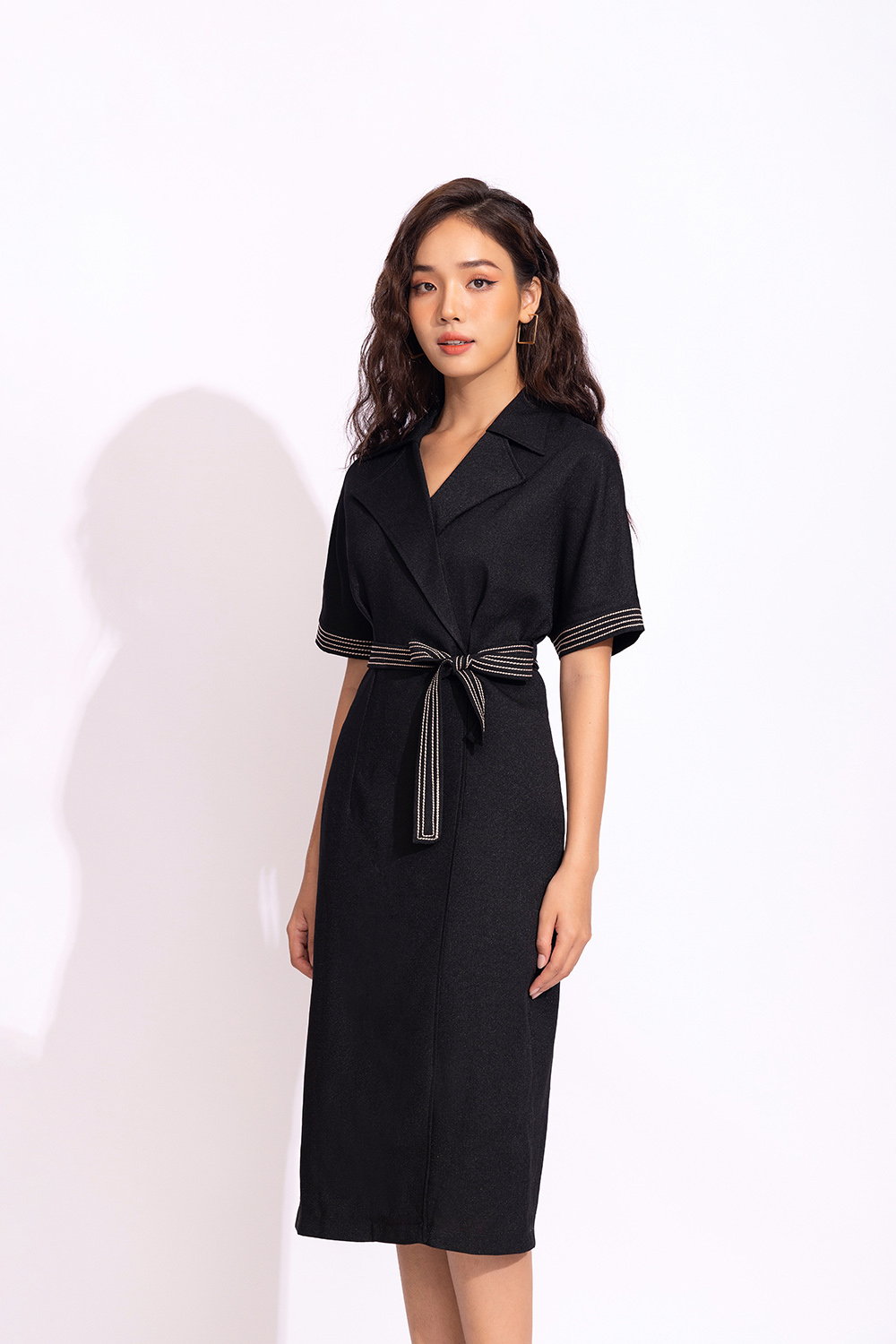 Đầm đen chữ A cổ đan tông kèm đai eo