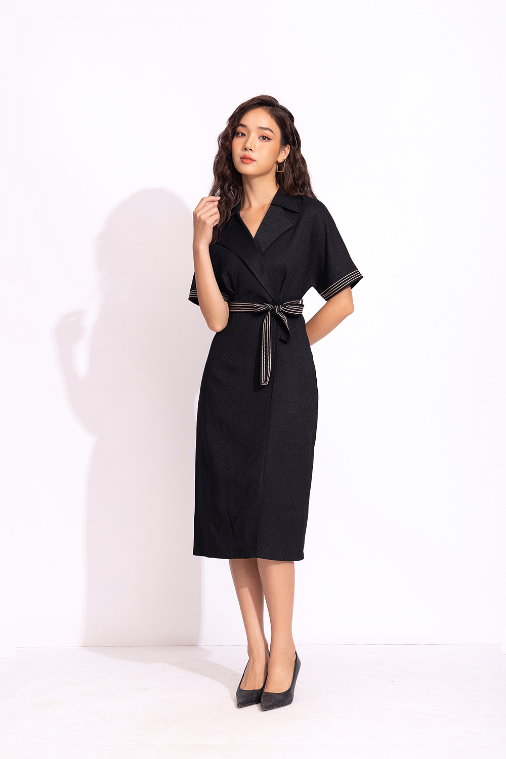 Đầm đen chữ A cổ đan tông kèm đai eo