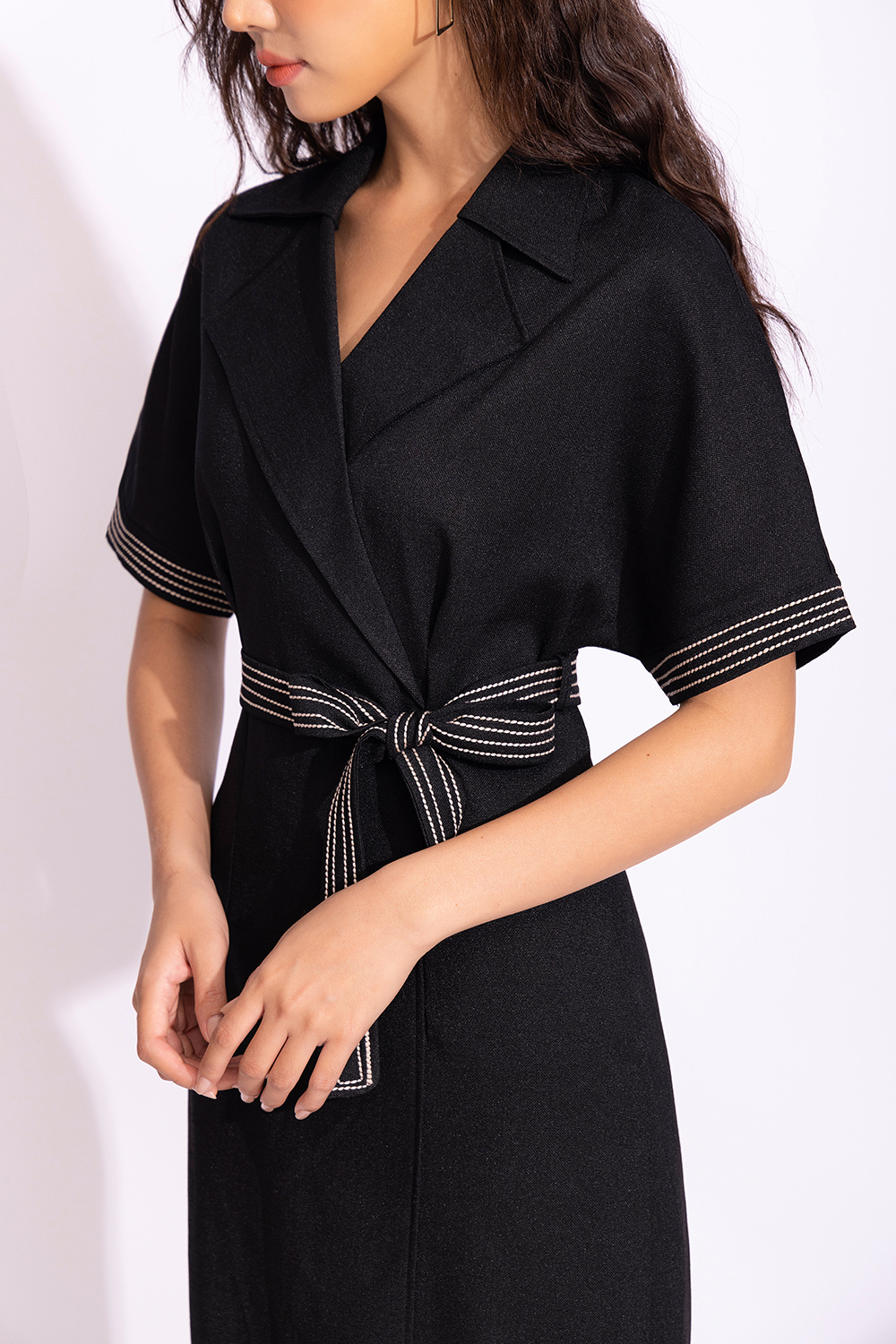 Đầm đen chữ A cổ đan tông kèm đai eo