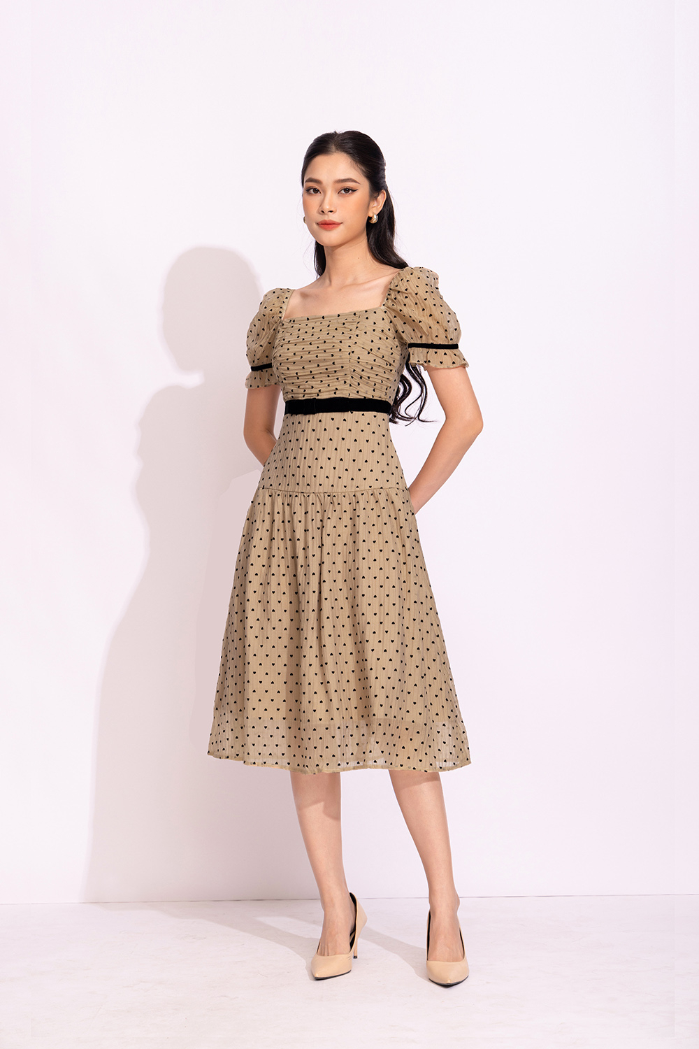 Đầm xòe chấm bi trái tim phối đai eo