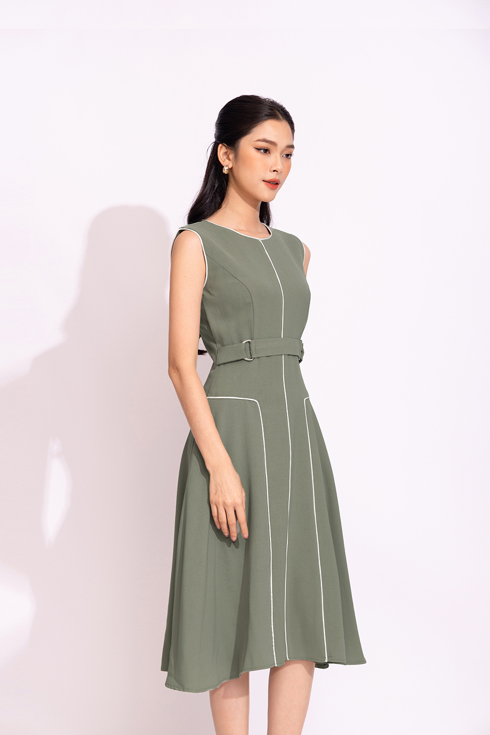 Đầm sát nách dáng xòe kèm đai eo