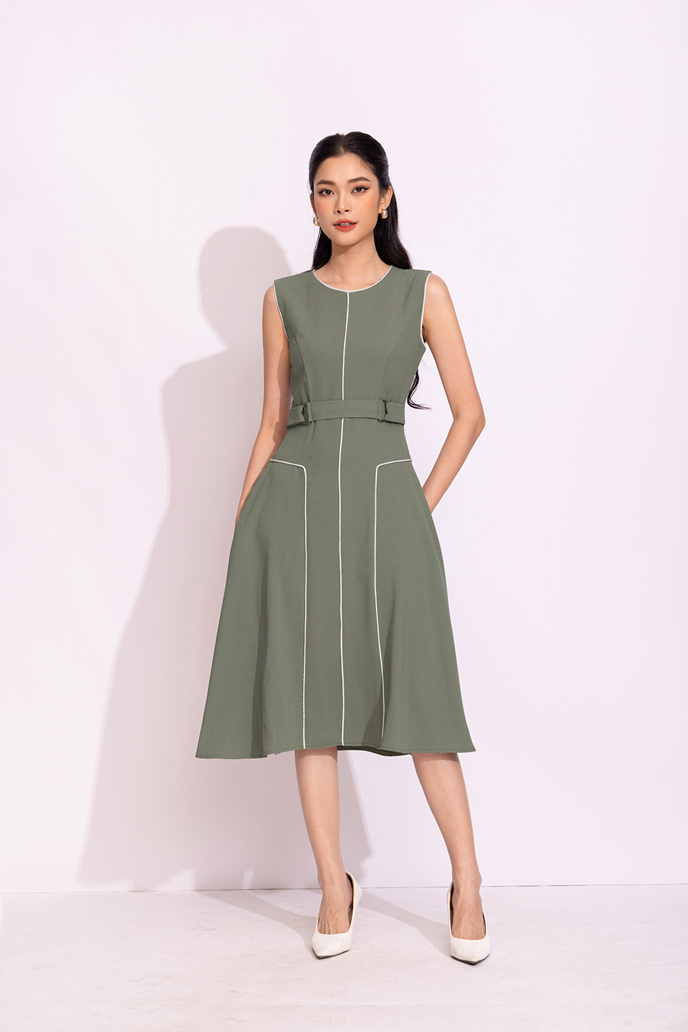 Đầm sát nách dáng xòe kèm đai eo