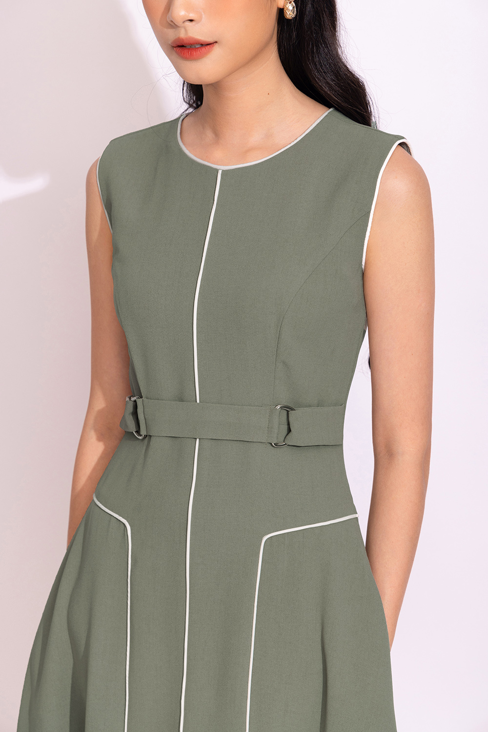 Đầm sát nách dáng xòe kèm đai eo