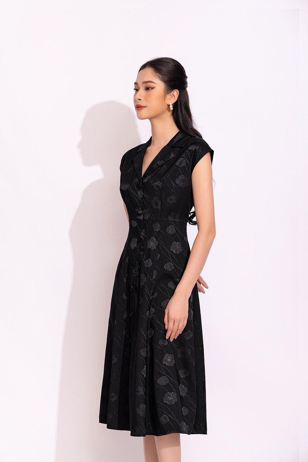 Đầm đen sơ mi dáng xòe tay hến