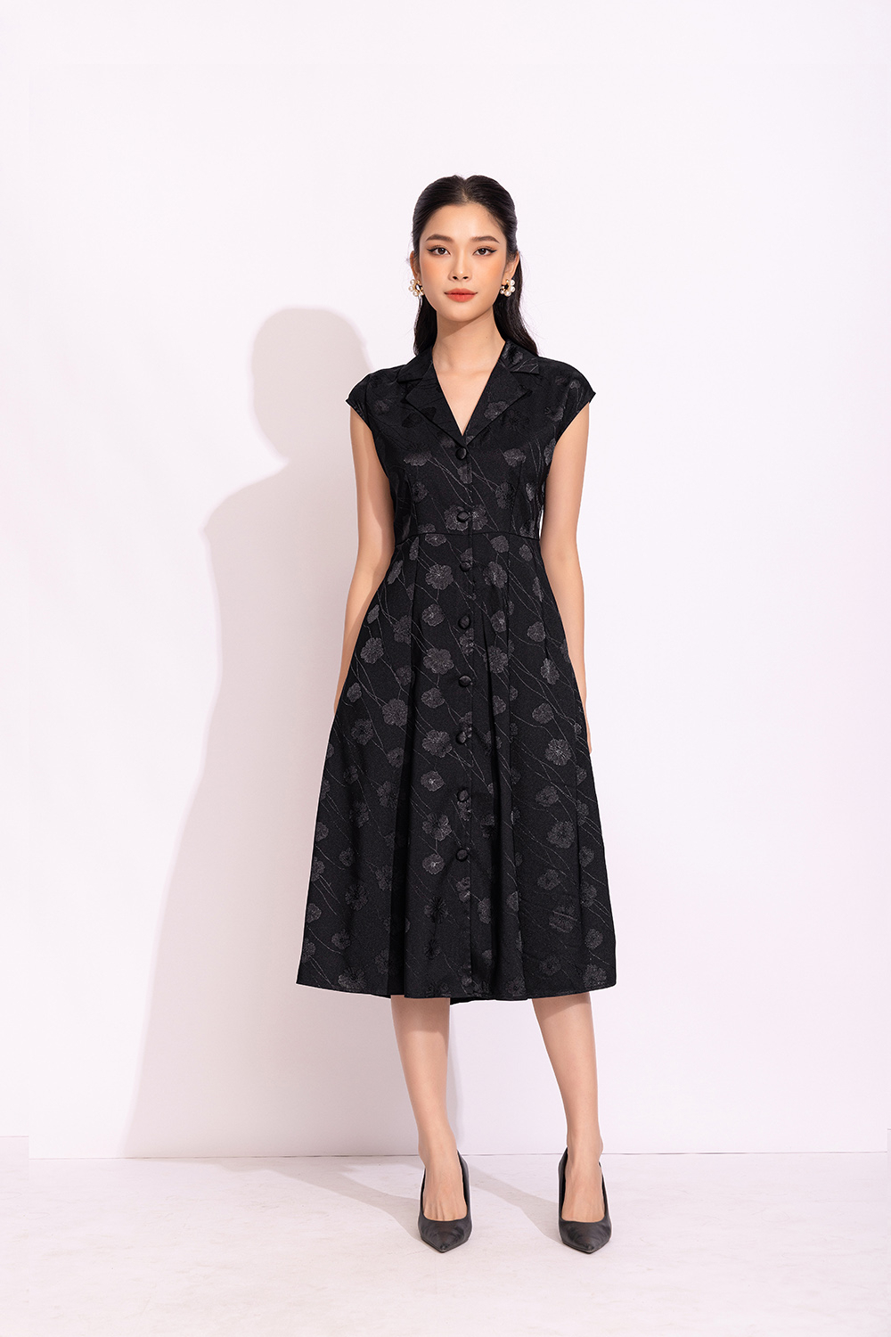 Đầm đen sơ mi dáng xòe tay hến