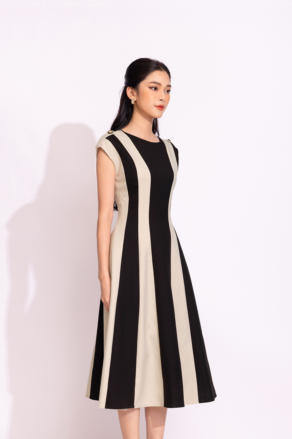 Đầm xòe tay hến cầu vai phối màu