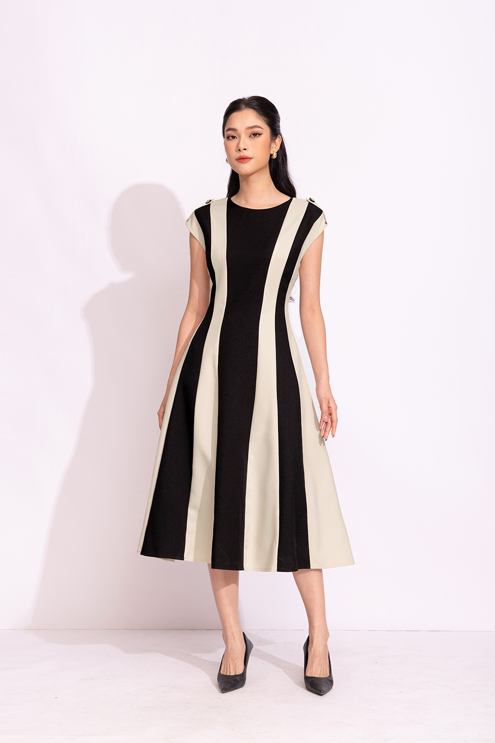 Đầm xòe tay hến cầu vai phối màu