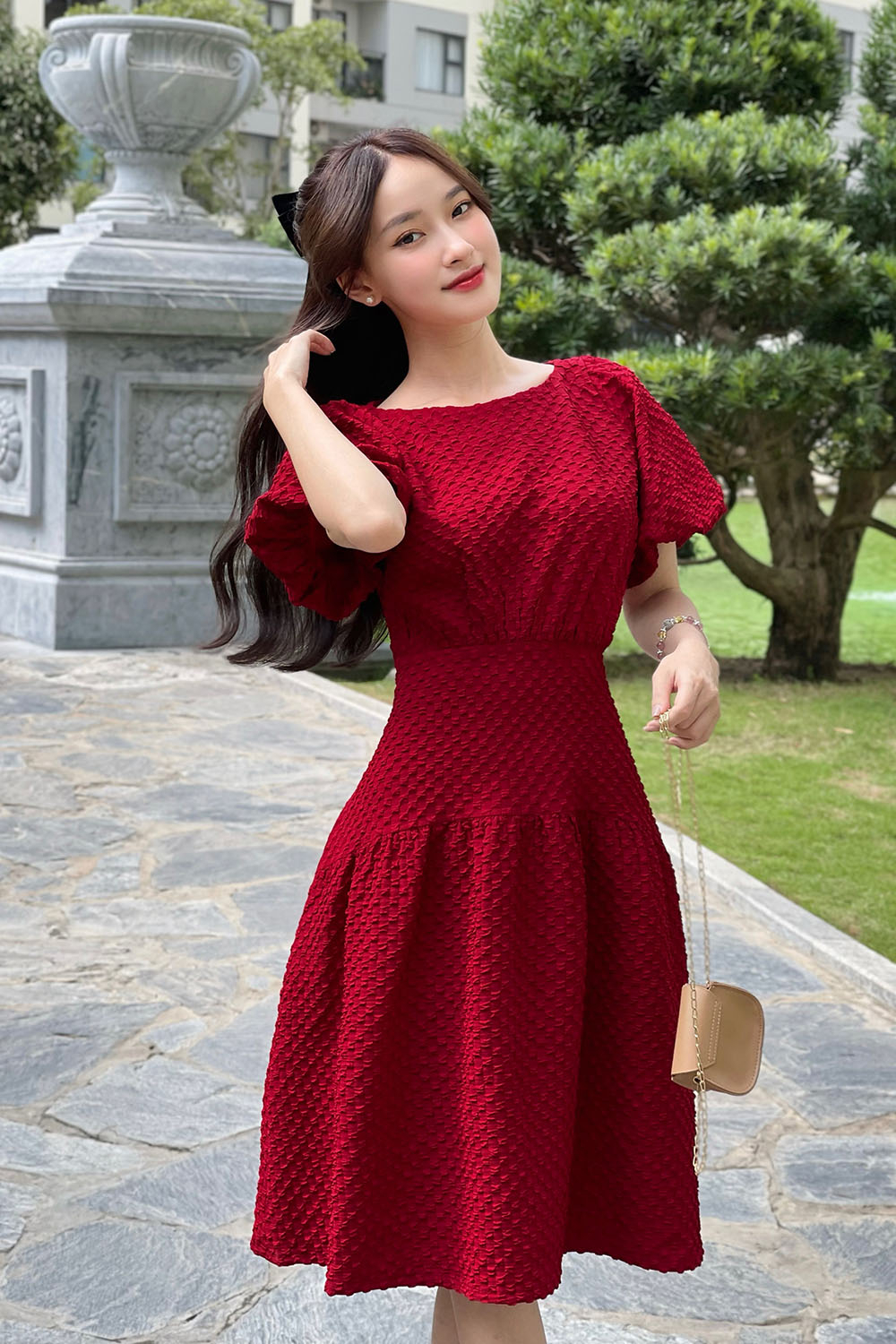 Đầm đỏ dáng xòe nhấn eo tay bí