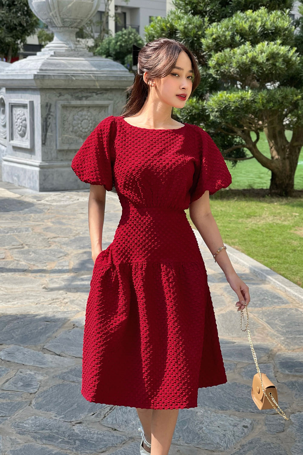 Đầm đỏ dáng xòe nhấn eo tay bí