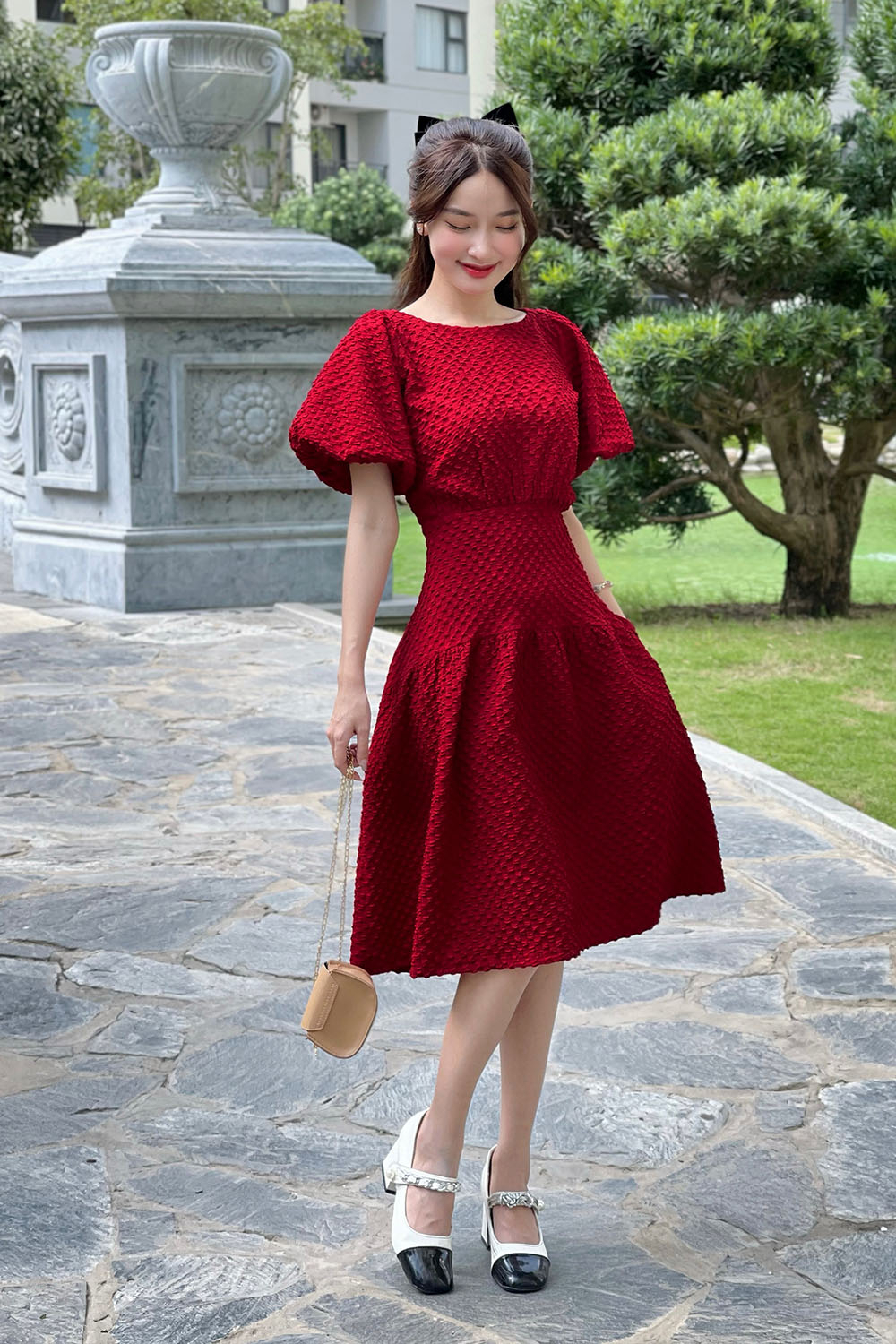 Đầm đỏ dáng xòe nhấn eo tay bí