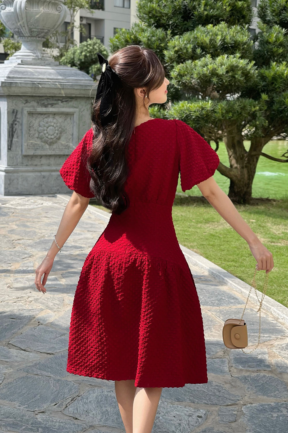 Đầm đỏ dáng xòe nhấn eo tay bí