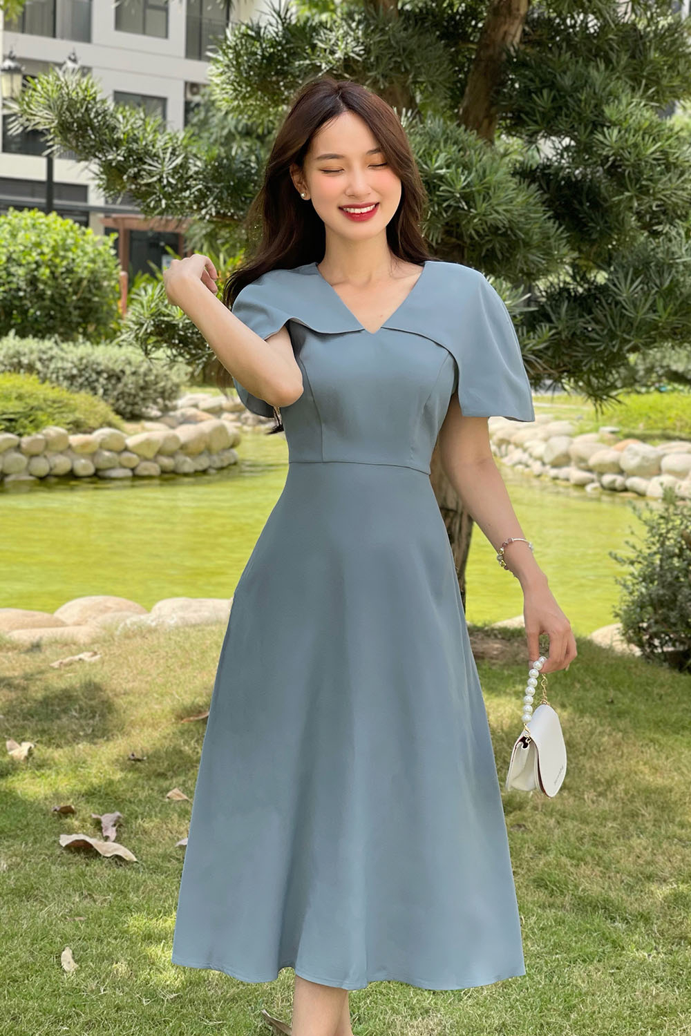 Đầm đơn sắc dáng xòe công sở cổ V