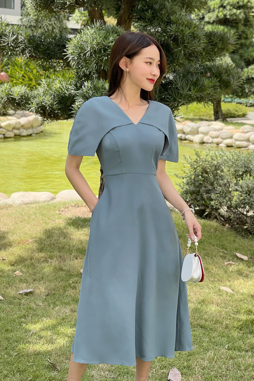 Đầm đơn sắc dáng xòe công sở cổ V