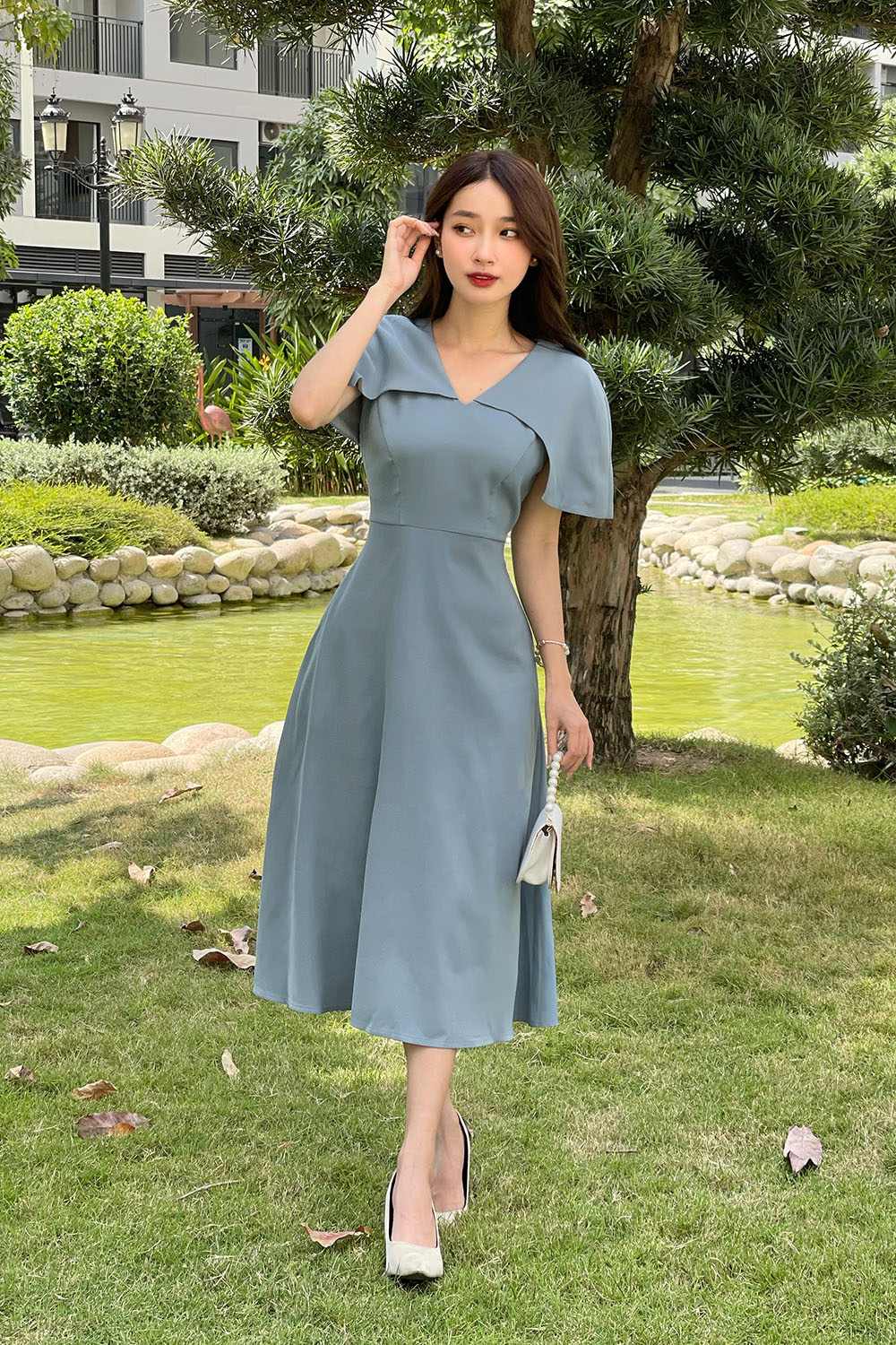 Đầm đơn sắc dáng xòe công sở cổ V