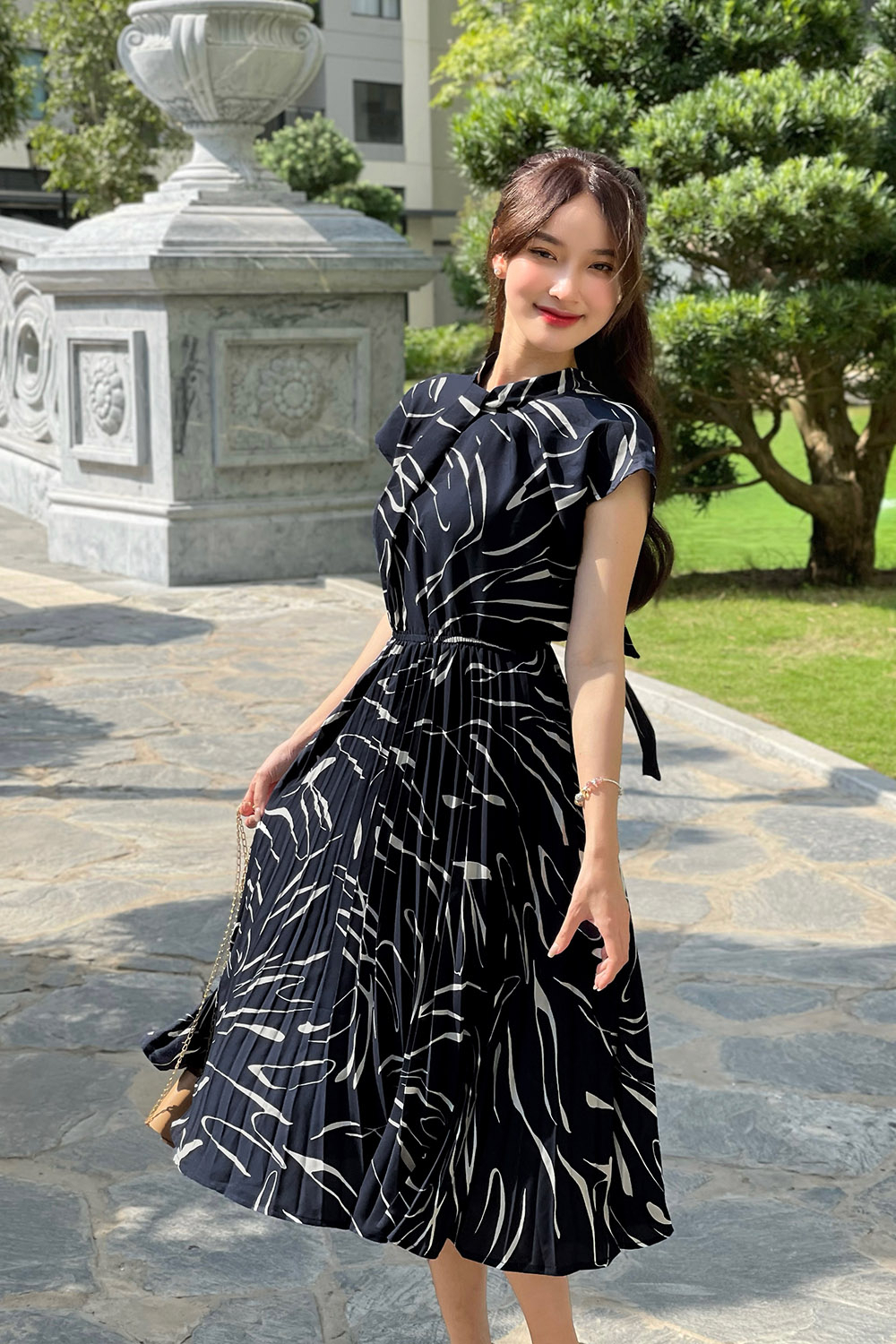 Đầm midi xếp ly tay hến phối nơ