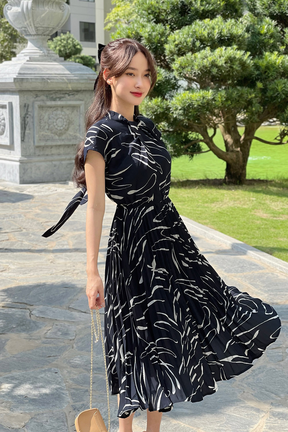 Đầm midi xếp ly tay hến phối nơ