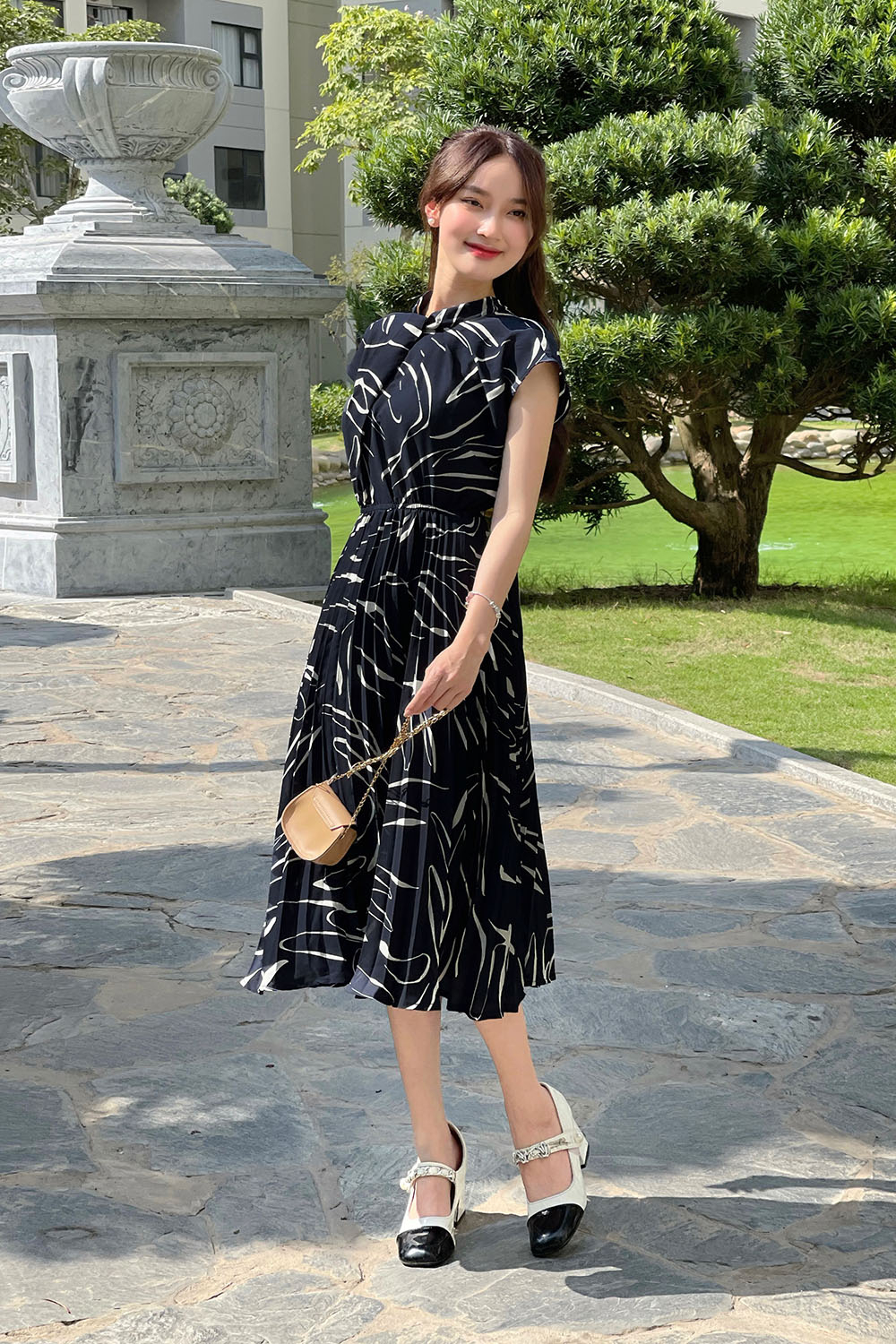 Đầm midi xếp ly tay hến phối nơ