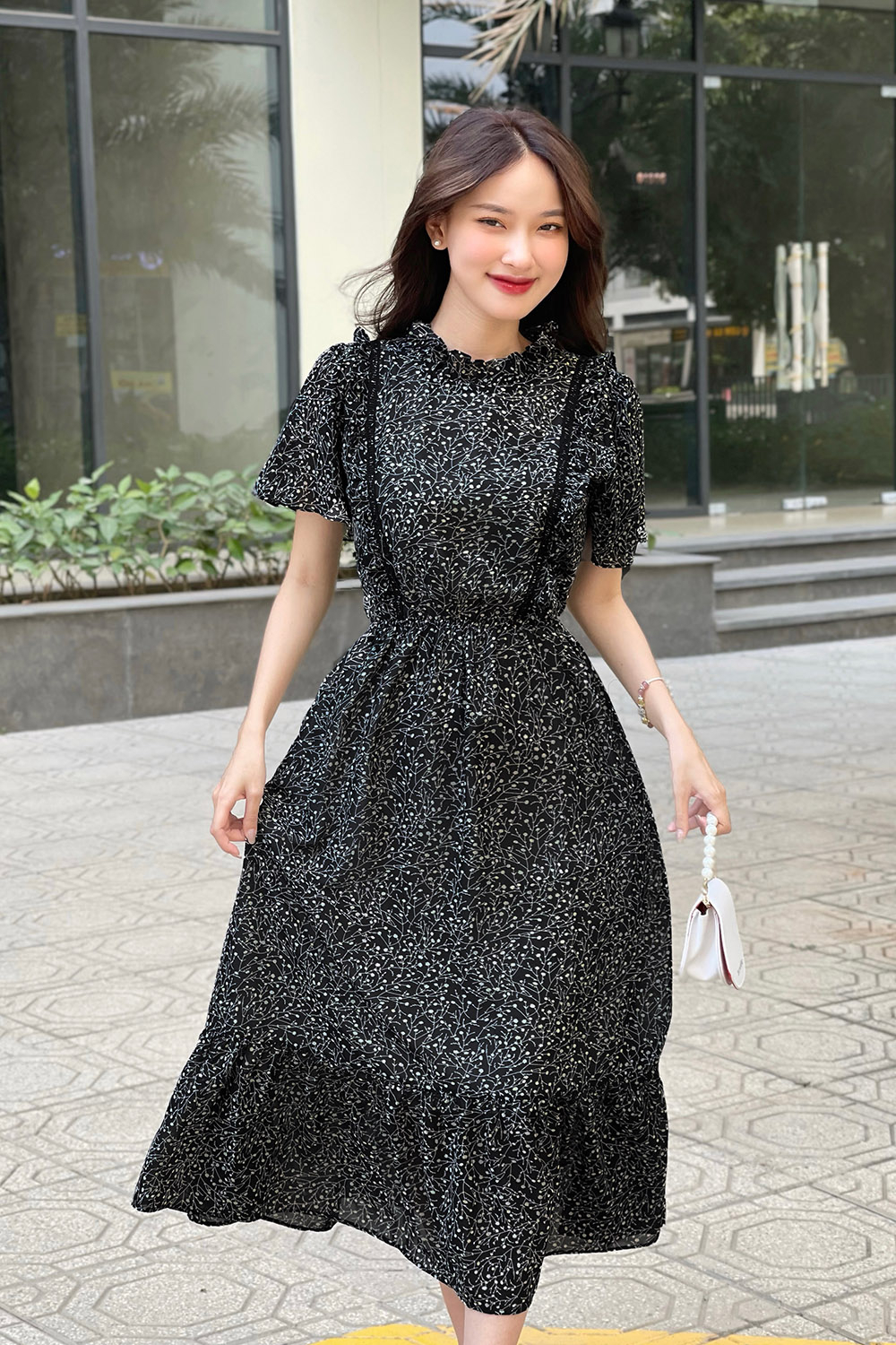 Đầm đen đuôi cá phối viền bèo