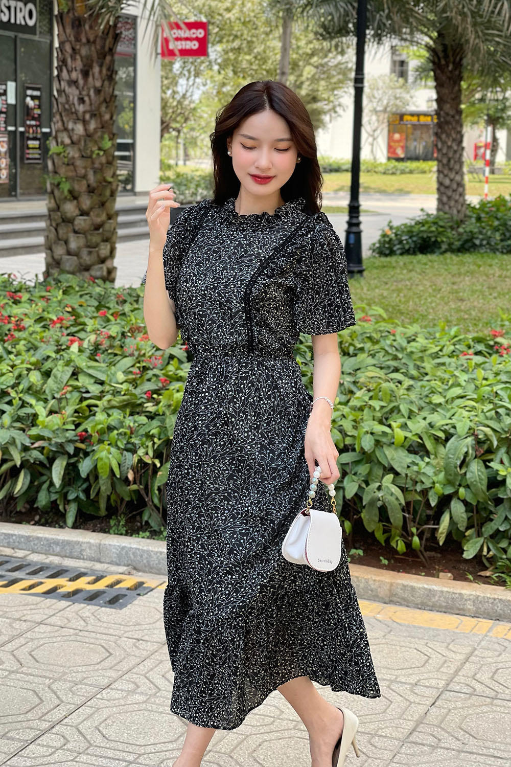 Đầm đen đuôi cá phối viền bèo