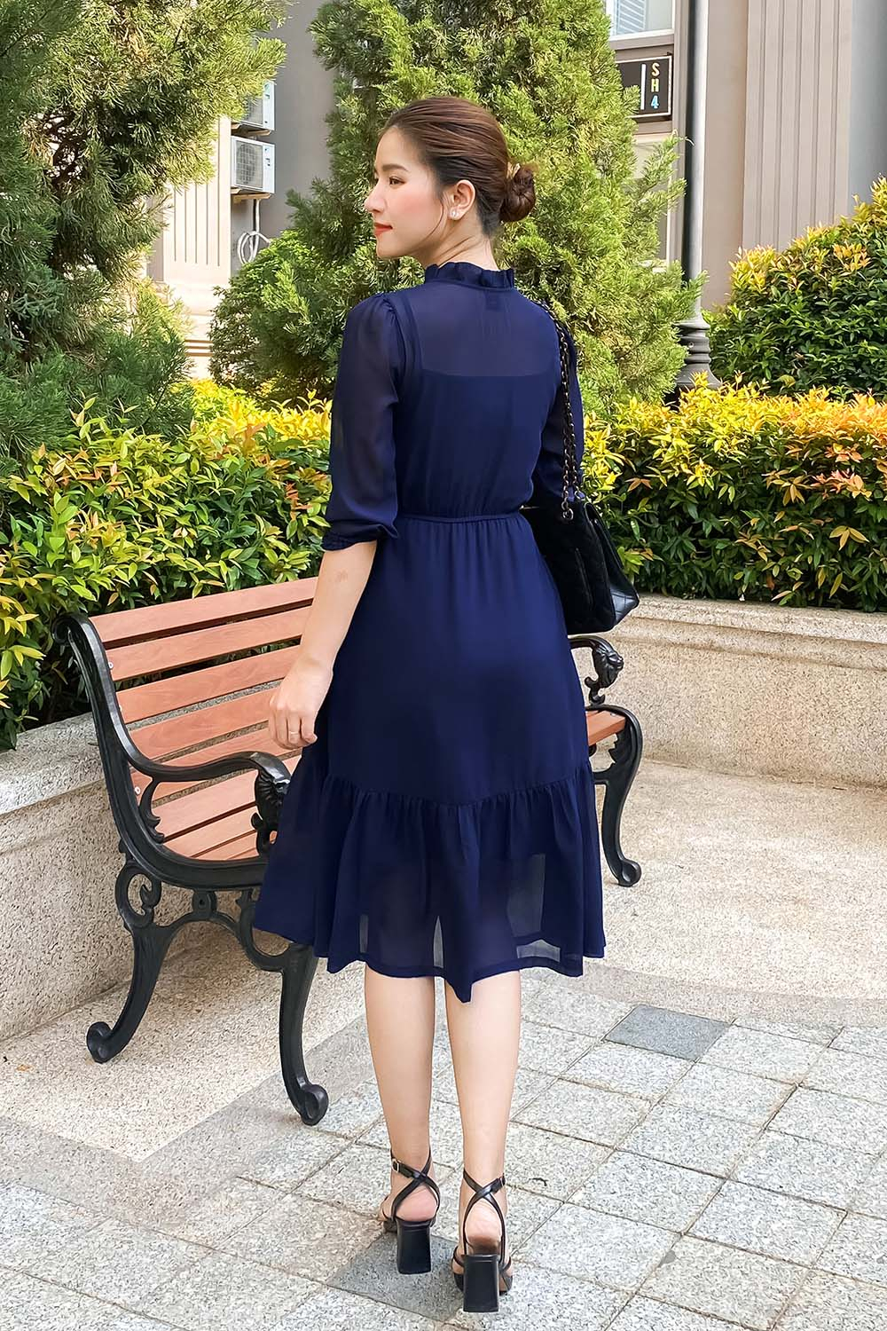 Đầm xòe đuôi cá cổ phối nơ