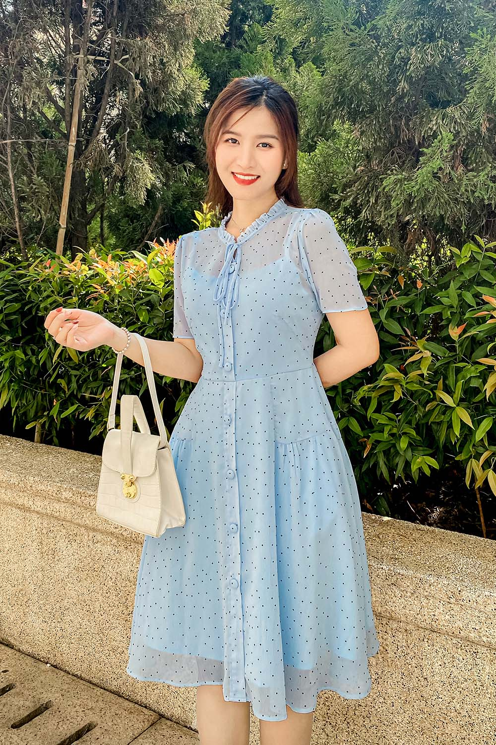 Đầm xoè chấm bi cổ viền bèo