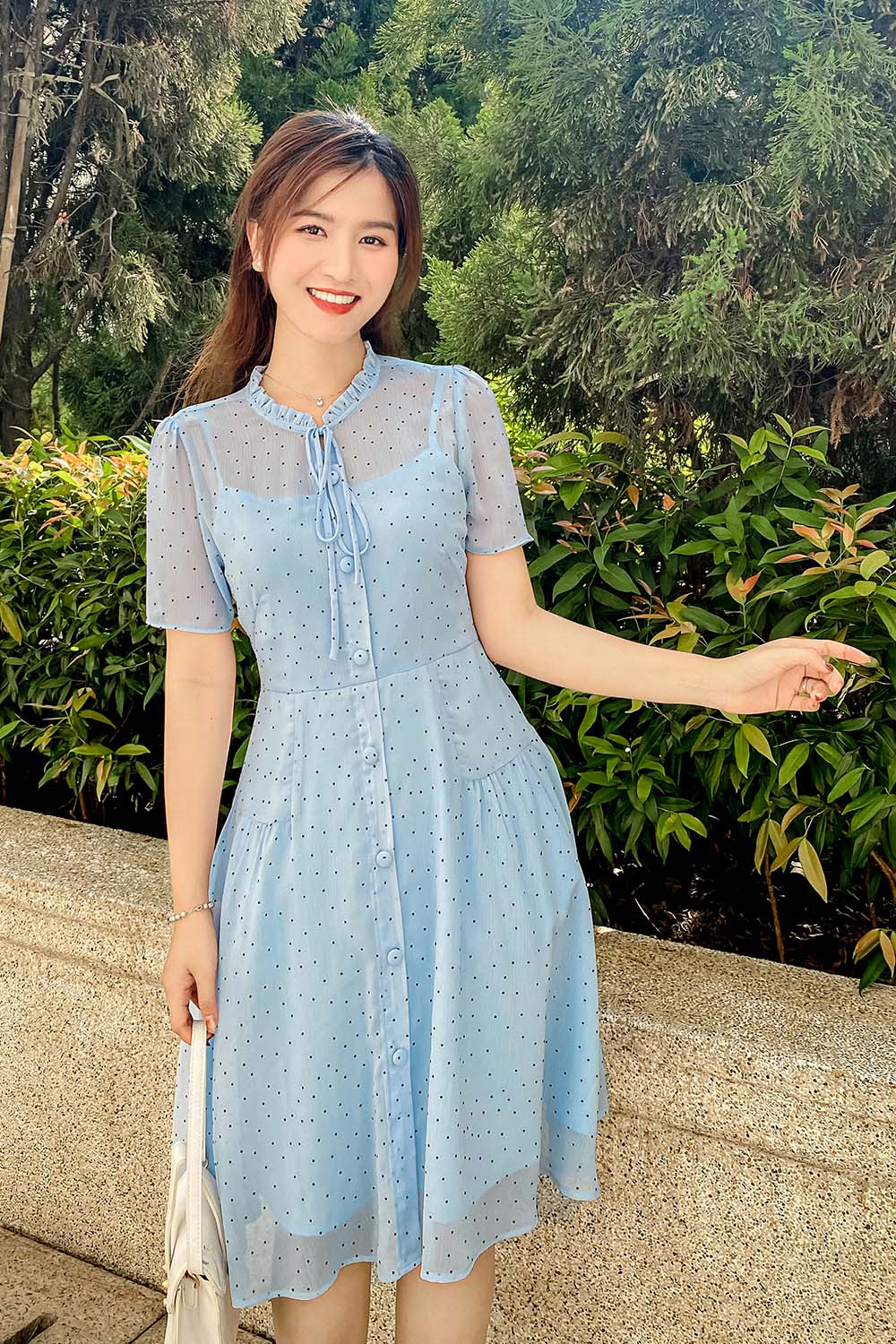 Đầm xoè chấm bi cổ viền bèo