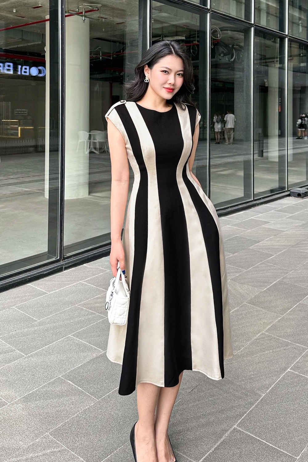 Đầm xòe tay hến cầu vai phối màu