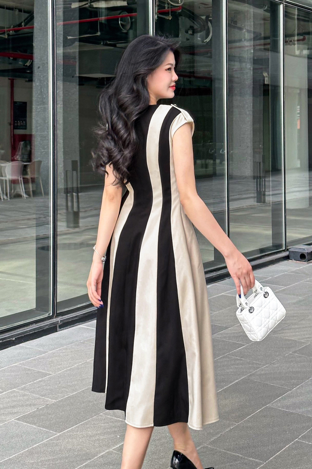 Đầm xòe tay hến cầu vai phối màu