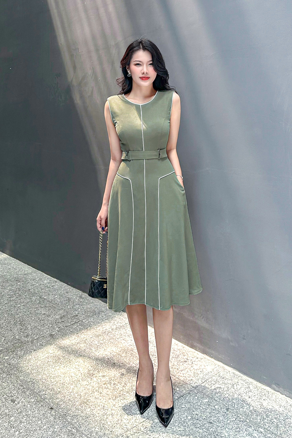 Đầm sát nách dáng xòe kèm đai eo