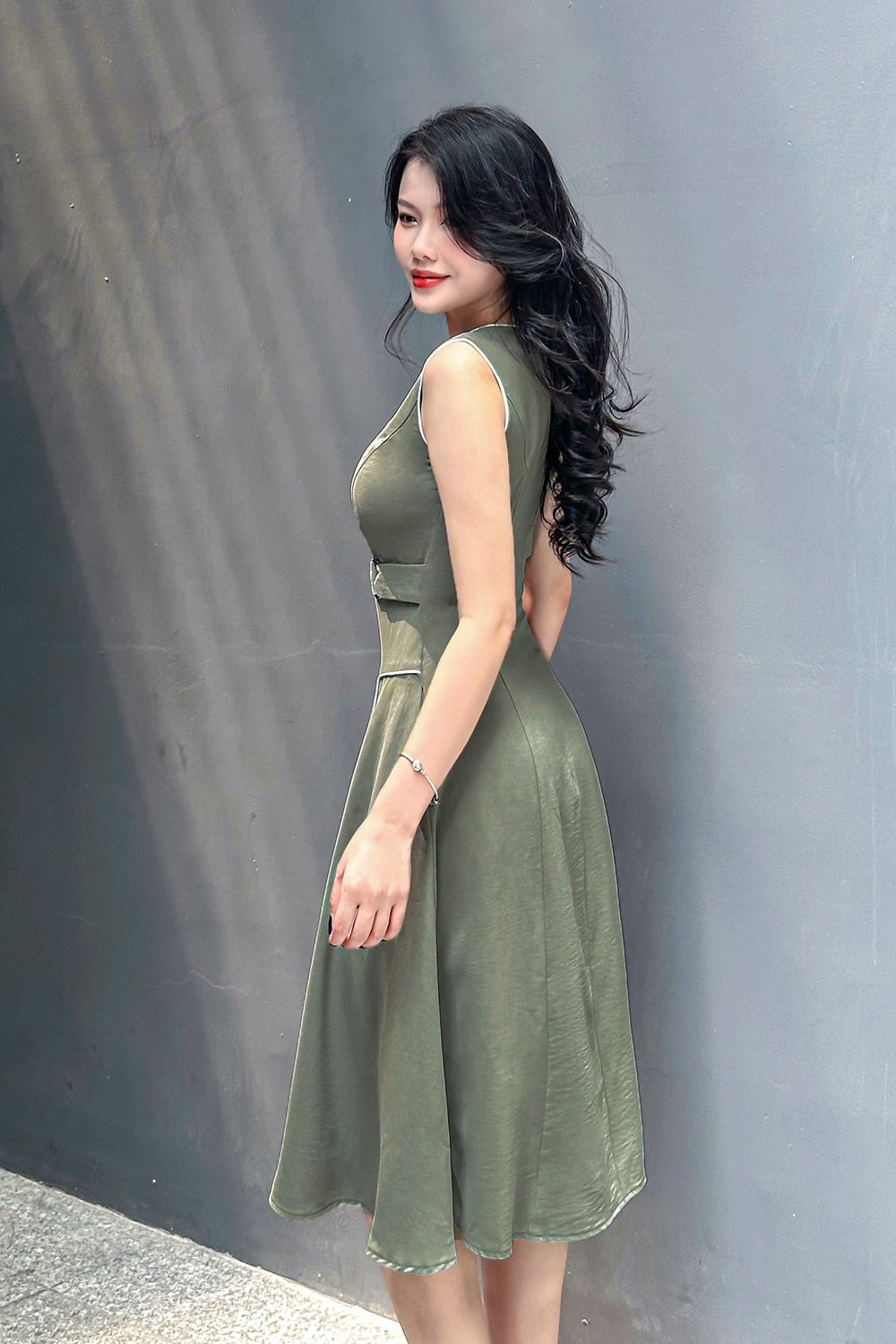 Đầm sát nách dáng xòe kèm đai eo