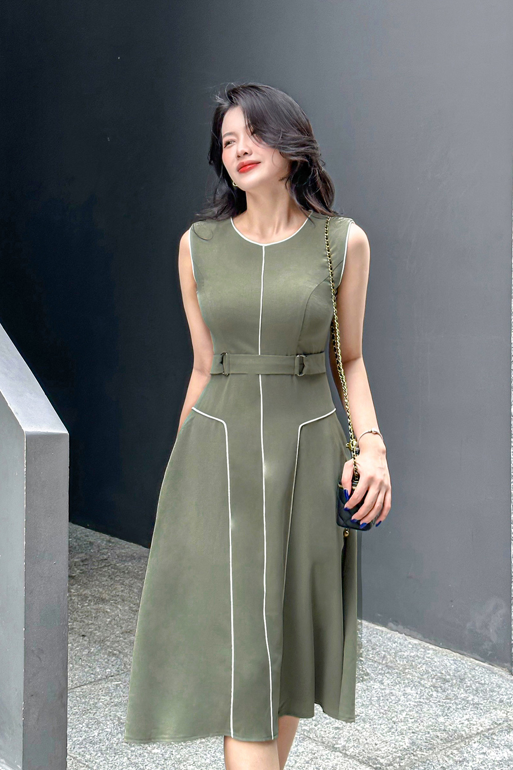 Đầm sát nách dáng xòe kèm đai eo