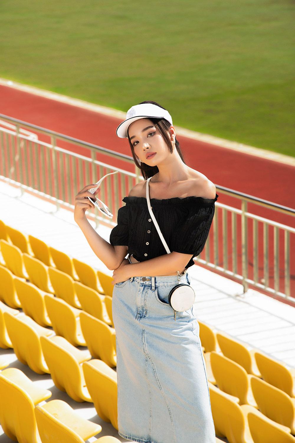 Áo kiểu trễ vai bo chun phối nút