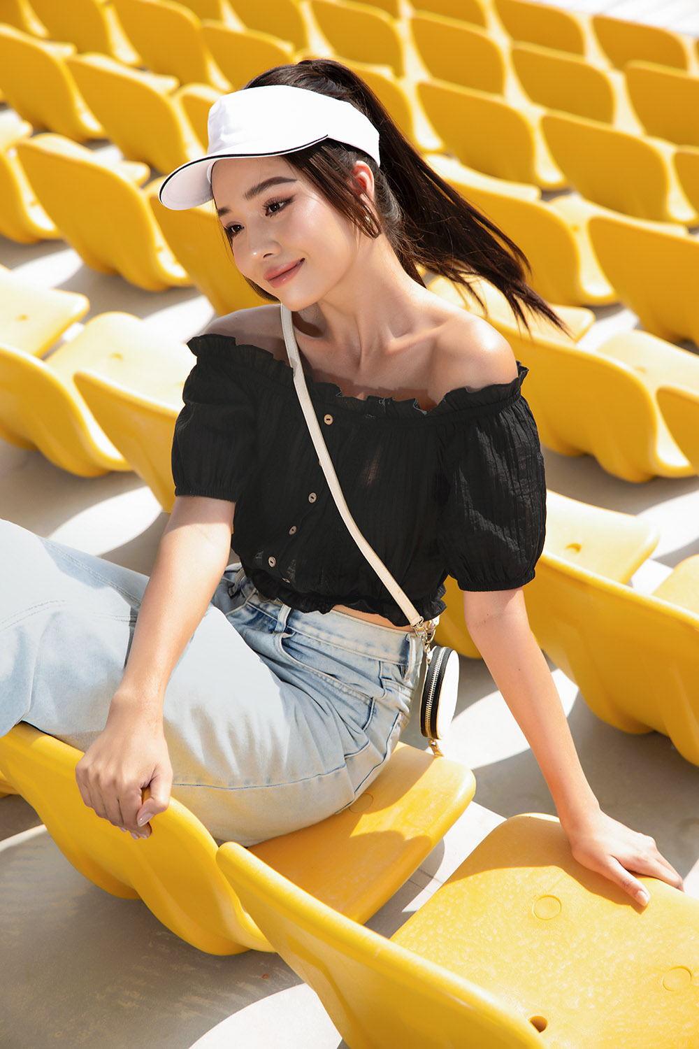 Áo kiểu trễ vai bo chun phối nút