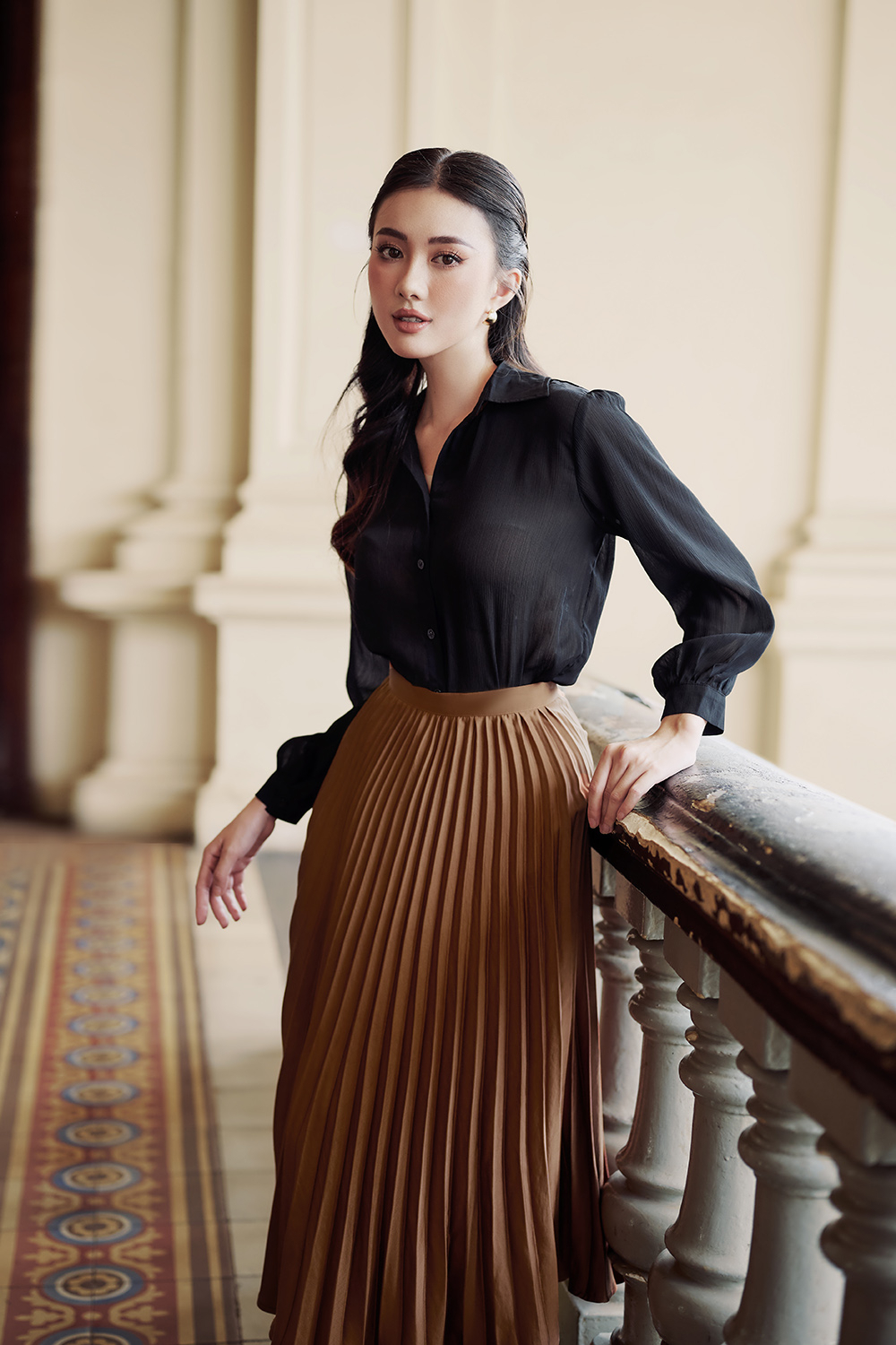 Áo sơ mi màu đen công sở nữ